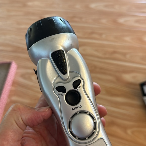 ❤️5 for $25❤️ - Hand Crank Flashlight no battery required perfect for hikers etc - Picture 2 of 9